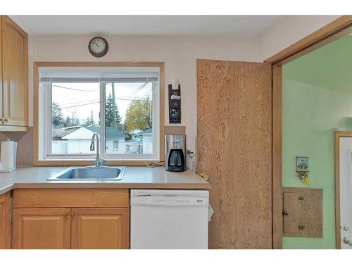 45 Westover Drive Sw, Calgary, AB - Indoor Photo Showing Kitchen