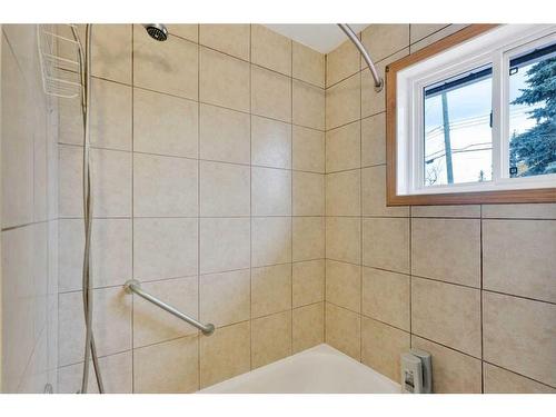 45 Westover Drive Sw, Calgary, AB - Indoor Photo Showing Bathroom