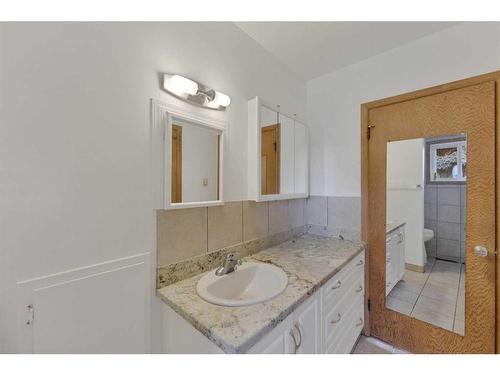 45 Westover Drive Sw, Calgary, AB - Indoor Photo Showing Bathroom