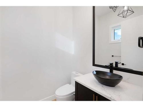 711 36 Street Sw, Calgary, AB - Indoor Photo Showing Bathroom