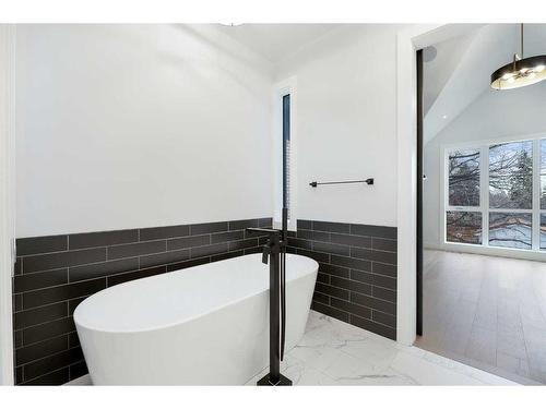 711 36 Street Sw, Calgary, AB - Indoor Photo Showing Bathroom