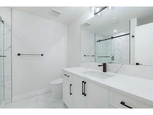 711 36 Street Sw, Calgary, AB - Indoor Photo Showing Bathroom