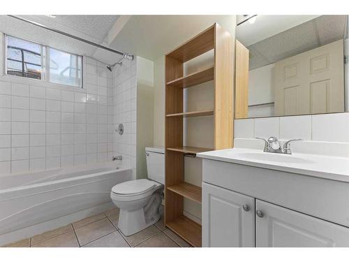 3712 15 Street Sw, Calgary, AB - Indoor Photo Showing Bathroom