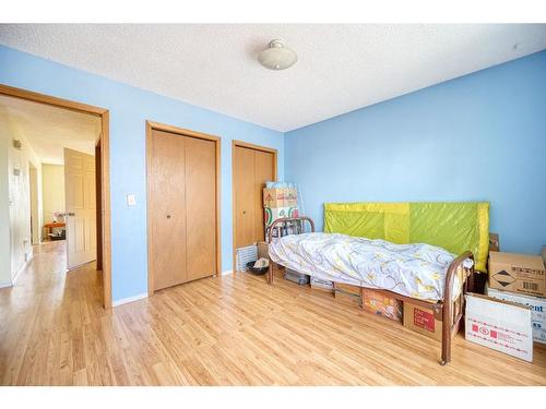 14 Bermuda Way Nw, Calgary, AB - Indoor Photo Showing Bedroom