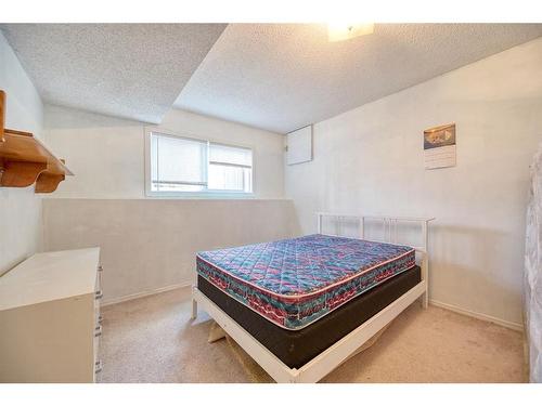 14 Bermuda Way Nw, Calgary, AB - Indoor Photo Showing Bedroom