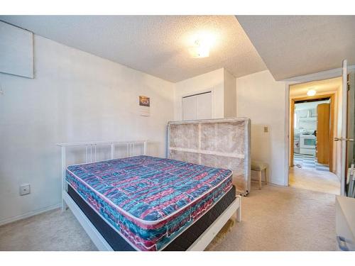 14 Bermuda Way Nw, Calgary, AB - Indoor Photo Showing Bedroom