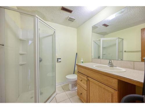 14 Bermuda Way Nw, Calgary, AB - Indoor Photo Showing Bathroom