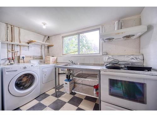 14 Bermuda Way Nw, Calgary, AB - Indoor Photo Showing Laundry Room