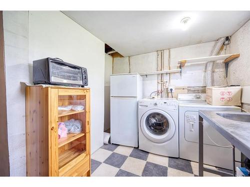 14 Bermuda Way Nw, Calgary, AB - Indoor Photo Showing Laundry Room