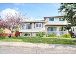 14 Bermuda Way NW Calgary, AB T3K 1G8