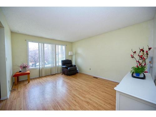 14 Bermuda Way Nw, Calgary, AB - Indoor Photo Showing Living Room