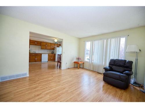 14 Bermuda Way Nw, Calgary, AB - Indoor Photo Showing Living Room