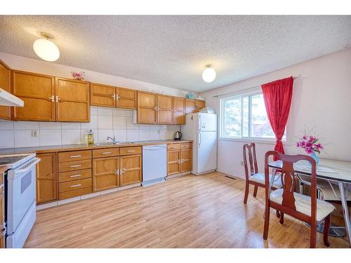 14 Bermuda Way Nw, Calgary, AB - Indoor Photo Showing Kitchen