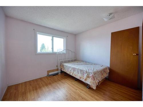 14 Bermuda Way Nw, Calgary, AB - Indoor Photo Showing Bedroom