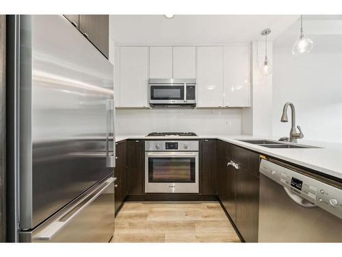 114-305 18 Avenue Sw, Calgary, AB - Indoor Photo Showing Kitchen With Double Sink With Upgraded Kitchen