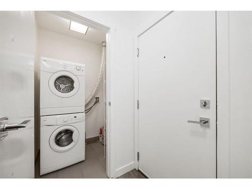 114-305 18 Avenue Sw, Calgary, AB - Indoor Photo Showing Laundry Room