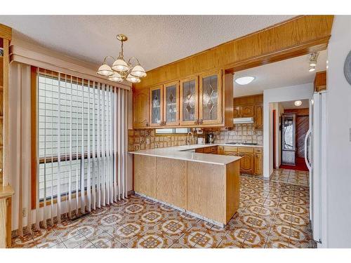 84 Range Way Nw, Calgary, AB - Indoor Photo Showing Kitchen