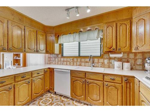 84 Range Way Nw, Calgary, AB - Indoor Photo Showing Kitchen