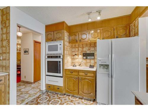 84 Range Way Nw, Calgary, AB - Indoor Photo Showing Kitchen