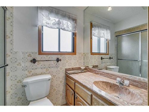 84 Range Way Nw, Calgary, AB - Indoor Photo Showing Bathroom