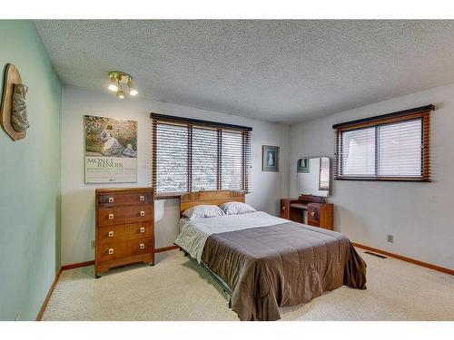 84 Range Way Nw, Calgary, AB - Indoor Photo Showing Bedroom