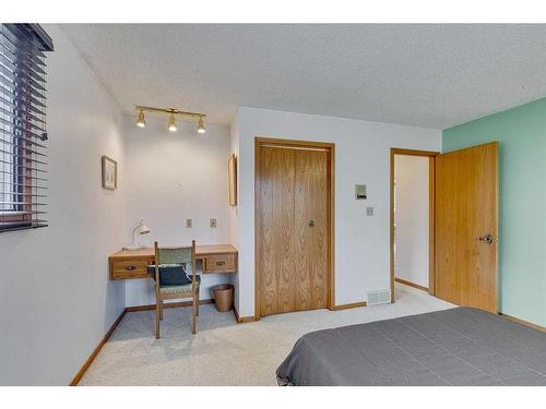 84 Range Way Nw, Calgary, AB - Indoor Photo Showing Bedroom