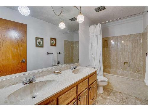 84 Range Way Nw, Calgary, AB - Indoor Photo Showing Bathroom