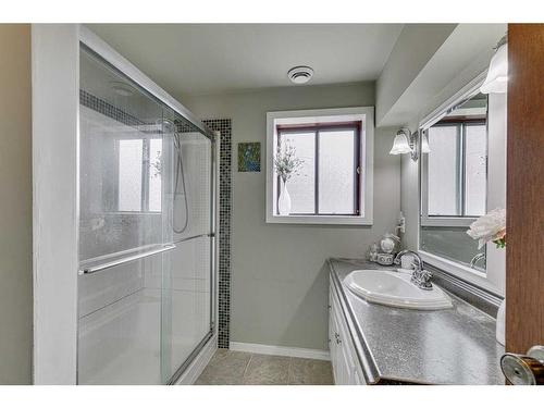 84 Range Way Nw, Calgary, AB - Indoor Photo Showing Bathroom