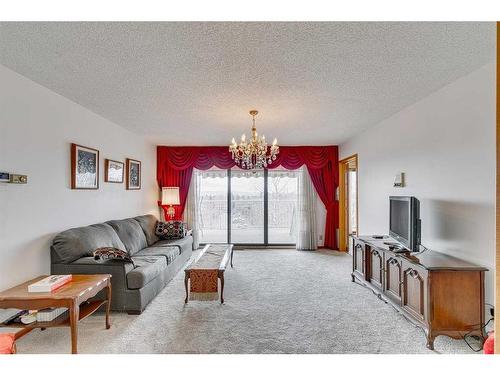 84 Range Way Nw, Calgary, AB - Indoor Photo Showing Living Room