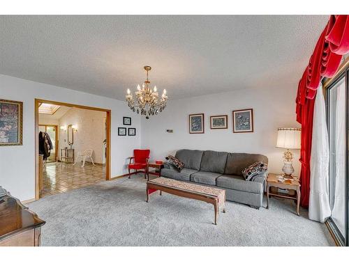 84 Range Way Nw, Calgary, AB - Indoor Photo Showing Living Room