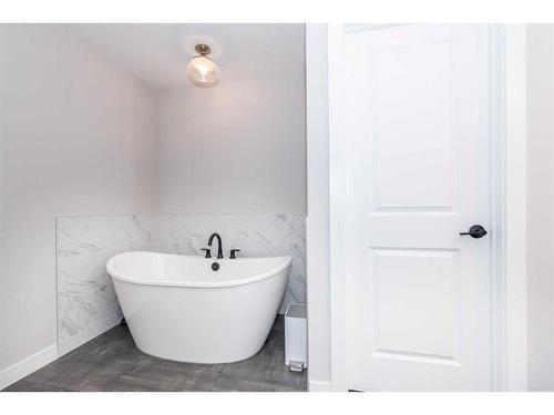 61 Calhoun Crescent Ne, Calgary, AB - Indoor Photo Showing Bathroom