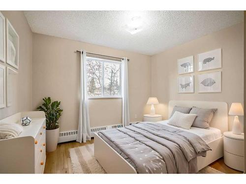 218-20 Dover Point Se, Calgary, AB - Indoor Photo Showing Bedroom