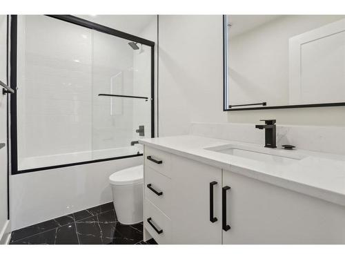 1-742 Memorial Drive Nw, Calgary, AB - Indoor Photo Showing Bathroom