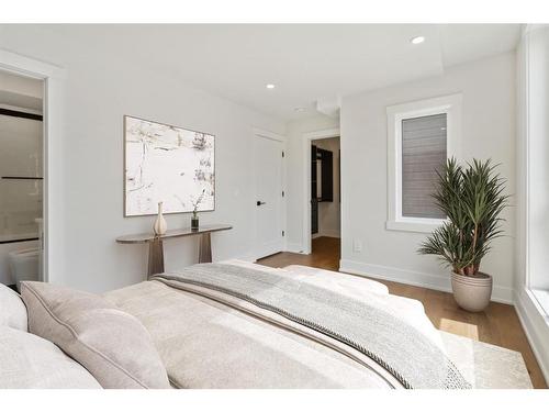 1-742 Memorial Drive Nw, Calgary, AB - Indoor Photo Showing Bedroom