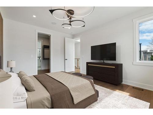 1-742 Memorial Drive Nw, Calgary, AB - Indoor Photo Showing Bedroom