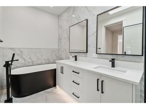 1-742 Memorial Drive Nw, Calgary, AB - Indoor Photo Showing Bathroom