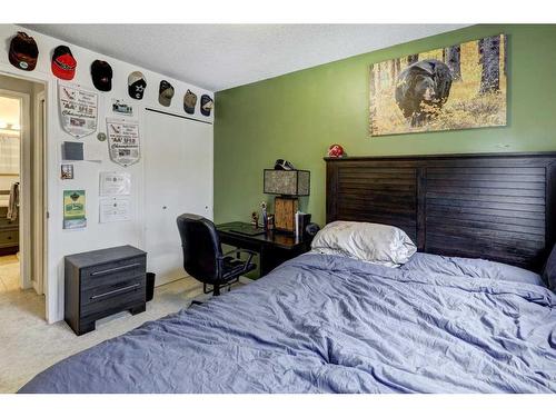 5202 Bowness Road Nw, Calgary, AB - Indoor Photo Showing Bedroom