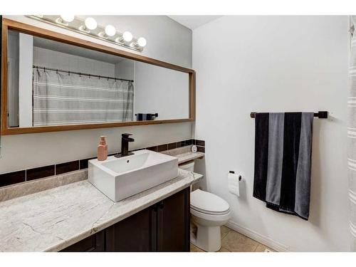 5202 Bowness Road Nw, Calgary, AB - Indoor Photo Showing Bathroom