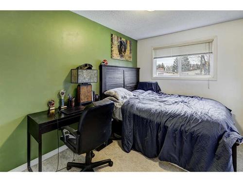 5202 Bowness Road Nw, Calgary, AB - Indoor Photo Showing Bedroom