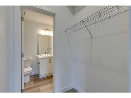 38-2117 81 Street Sw, Calgary, AB - Indoor Photo Showing Bathroom