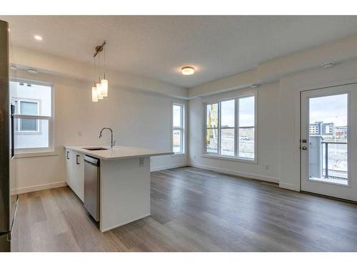 38-2117 81 Street Sw, Calgary, AB - Indoor Photo Showing Kitchen