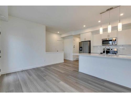 38-2117 81 Street Sw, Calgary, AB - Indoor Photo Showing Kitchen With Upgraded Kitchen