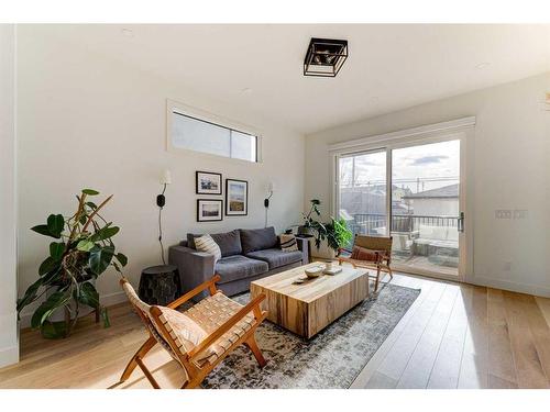 2227 32 Avenue Sw, Calgary, AB - Indoor Photo Showing Living Room