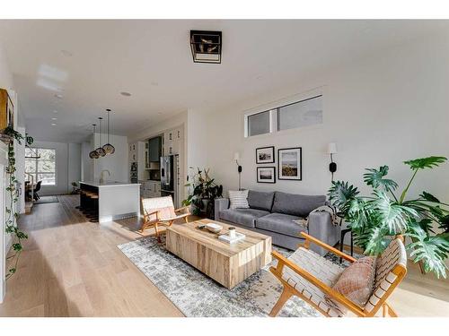 2227 32 Avenue Sw, Calgary, AB - Indoor Photo Showing Living Room