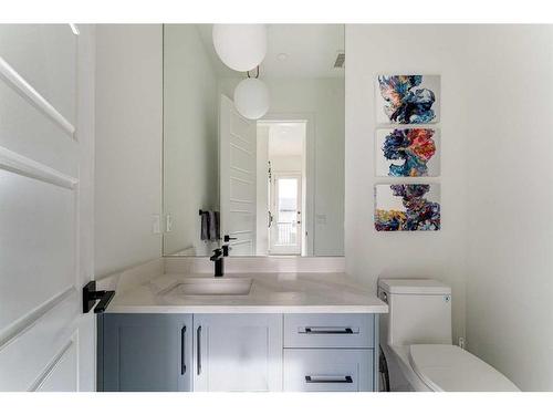 2227 32 Avenue Sw, Calgary, AB - Indoor Photo Showing Bathroom