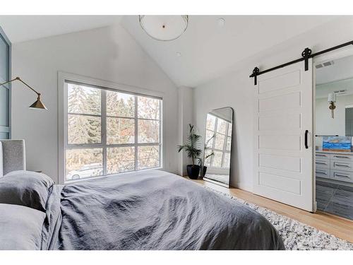 2227 32 Avenue Sw, Calgary, AB - Indoor Photo Showing Bedroom