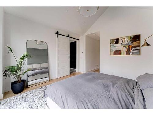 2227 32 Avenue Sw, Calgary, AB - Indoor Photo Showing Bedroom