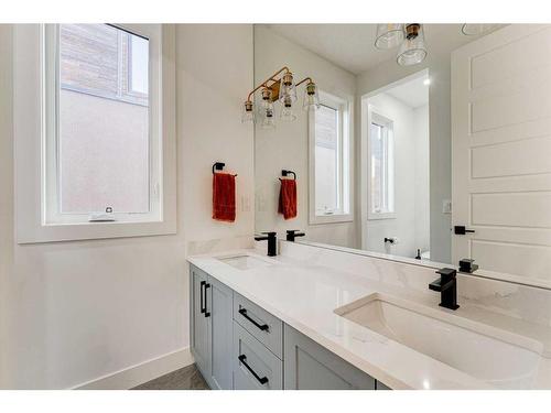 2227 32 Avenue Sw, Calgary, AB - Indoor Photo Showing Bathroom