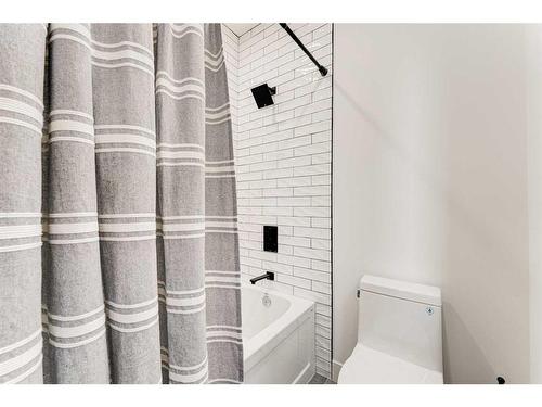 2227 32 Avenue Sw, Calgary, AB - Indoor Photo Showing Bathroom