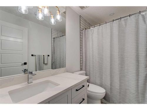 2227 32 Avenue Sw, Calgary, AB - Indoor Photo Showing Bathroom